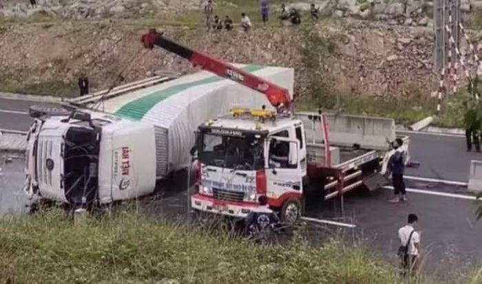 Thông tin từ Đội CSGT đường bộ cao tốc số 6, đến khoảng 9h30, hiện trường vụ tai nạn tại Km215 được giải quyết. Phương tiện đã được điều tiết lưu thông bình thường qua cao tốc Vĩnh Hảo - Phan Thiết; việc tạm cấm xe vào cao tốc tại 2 nút giao Ma Lâm và Ba Bàu được dỡ bỏ.