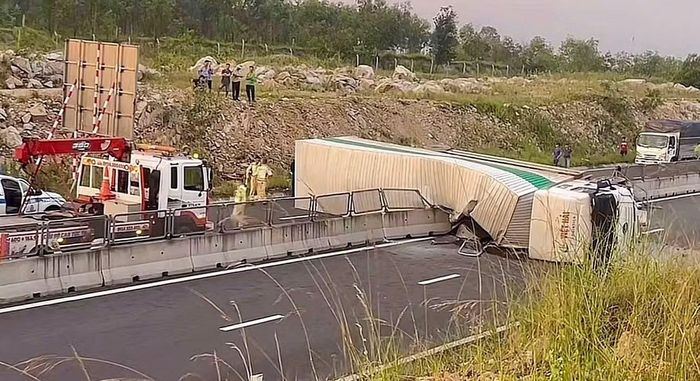 Đến khoảng 7h30, lực lượng cứu hộ tạm thời thu dọn, sắp xếp lại hiện trường để phương tiện mỗi chiều có thể lưu thông qua khu vực tai nạn một làn.
