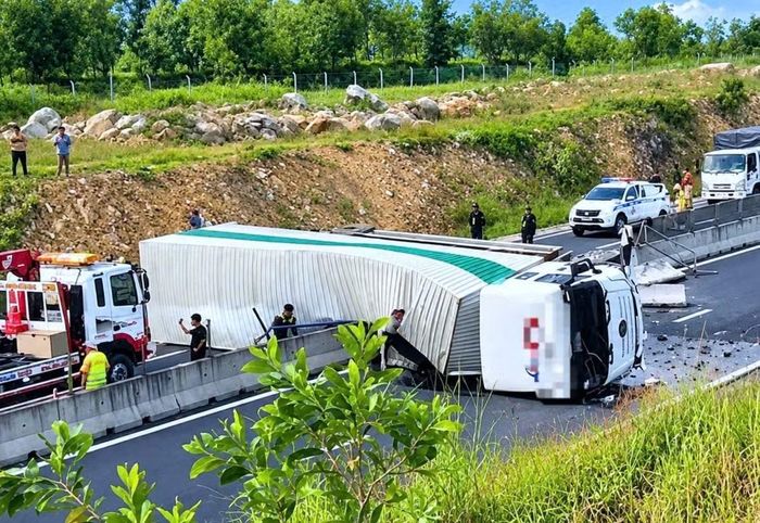 Nhận tin báo, lực lượng tuần đường phối hợp Đội CSGT đường bộ cao tốc số 6 - Bộ Công an tổ chức điều tiết giao thông, đồng thời tạm đóng cao tốc Vĩnh Hảo - Phan Thiết tại nút giao Ma Lâm và Ba Bàu.