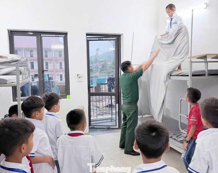 Cán bộ, chiến sĩ đến từng phòng hướng dẫn các học sinh tiểu học.