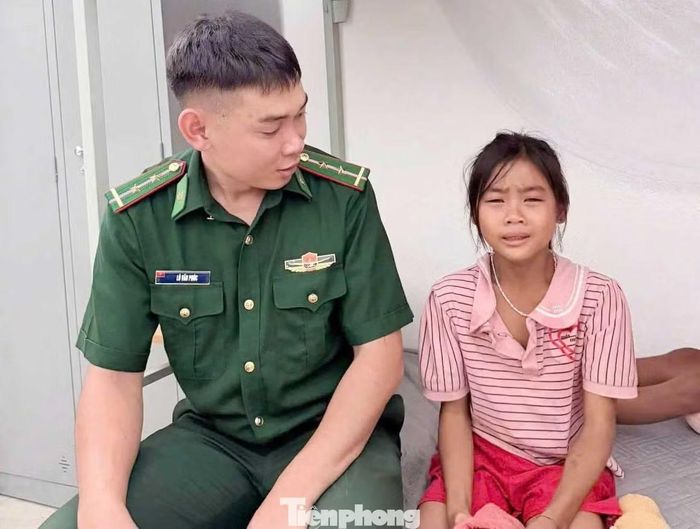 Nhiều em học sinh nhớ nhà, cán bộ Biên phòng tận tình động viên.