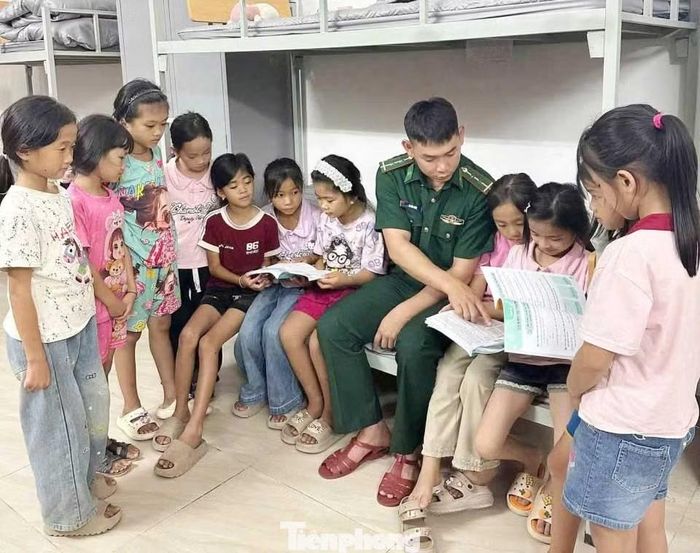 Cán bộ Biên phòng vừa động viên, vừa giúp các em chuẩn bị bài về nhà.