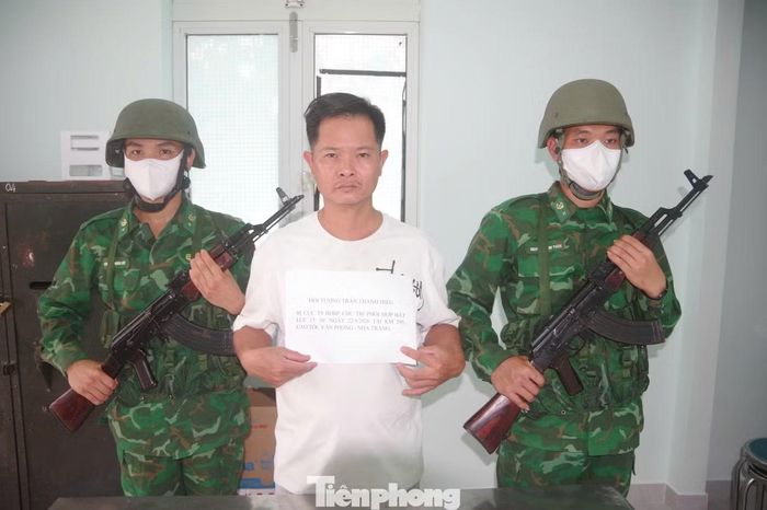 Lực lượng đánh án bắt giữ đối tượng Trần Thanh Hiếu (SN 1984, trú tại xã Bình Minh, thành phố Đồng Nai).