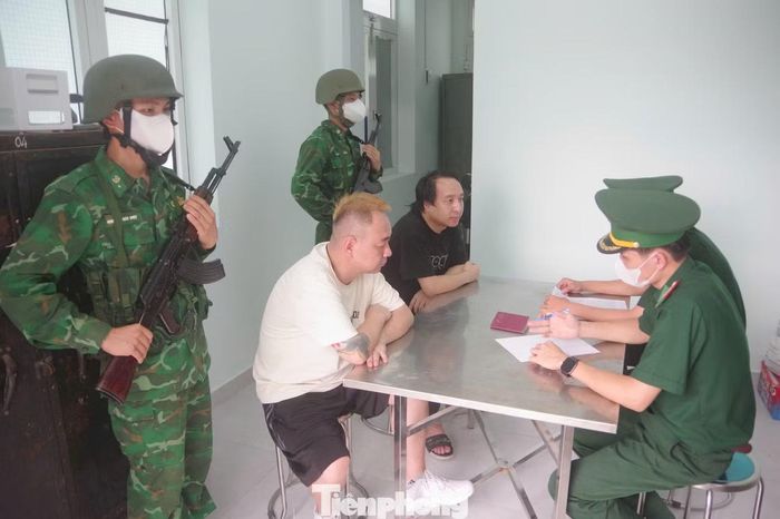 Lực lượng Biên phòng lấy lời khai các đối tượng trong Chuyên án.