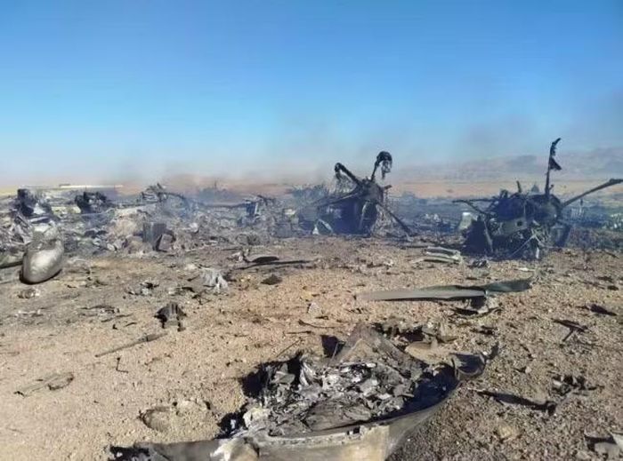 Hình ảnh xác chiếc tiêm kích F-15 bị bắn rơi tại Iran ngày 5/4. (Ảnh: Getty)