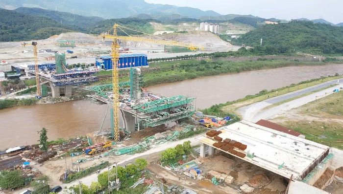 Cầu đường bộ qua sông Hồng khu vực biên giới Bát Xát (Việt Nam) - Bá Sái (Trung Quốc) được Chính phủ hai nước Việt Nam và Trung Quốc ký Hiệp định và Nghị định thư ngày 12/12/2023. Công trình có quy mô cầu chính vượt sông Hồng dạng dây văng tháp thấp.