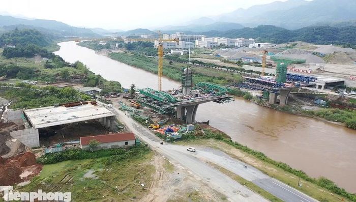 Theo ông Lam, khối lượng thi công hiện đạt khoảng 65%. Để đảm bảo tiến độ, đơn vị thi công tổ chức làm 3 ca, 4 kíp. Đồng thời, đơn vị thi công bên phía Việt Nam và Trung Quốc thường xuyên trao đổi, cập nhật và điều chỉnh tiến độ phù hợp với tình hình thi công, phấn đấu hợp long công trình vào cuối năm 2026.