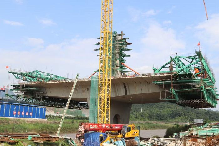 Cầu đường bộ qua sông Hồng khu vực biên giới Bát Xát, tỉnh Lào Cai (Việt Nam) - Bá Sái, tỉnh Vân Nam (Trung Quốc) có tổng mức đầu tư 1.500 tỷ đồng. Phía Việt Nam đầu tư xây dựng một nửa cầu chính, gồm một nửa nhịp chính 110m và nhịp 60m, cùng phần cầu dẫn dài 40m. Công trình được hai nước Việt Nam và Trung Quốc khởi công ngày 31/3/2025.