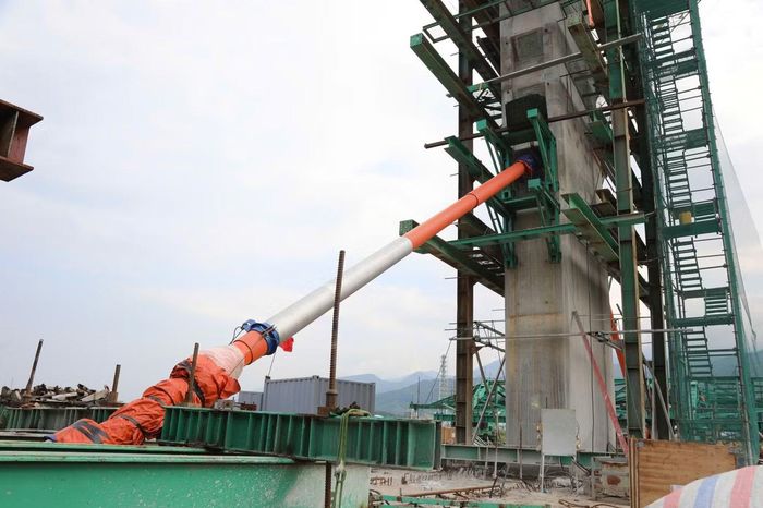 Ông Trần Hưng Lam - Giám đốc Ban điều hành dự án công trình Cầu biên giới Bát Xát - Bá Sái - cho biết, quá trình thi công trụ T8 gặp địa chất phức tạp, phải xử lý kỹ thuật, trong khi vị trí trụ nằm dưới sông nên thường xuyên chịu ảnh hưởng của mưa lũ. Bên cạnh đó, kết cấu phần trên có khối lượng lớn, thi công trên cao với hệ thống cáp thép phức tạp, cùng thời tiết nắng nóng, mưa nhiều, khiến tiến độ bị ảnh hưởng.
