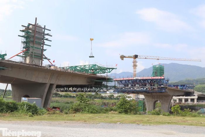Hiện nhà thầu đã hoàn thành toàn bộ kết cấu phần dưới, gồm mố M2, trụ T8, T9; kết cấu phần trên gồm khối dầm đúc trên đà giáo dài 40m, các khối K0 đến K6 và trụ tháp cao 20m. Hiện đơn vị thi công đang vào thép khối K7 của nhịp chính; phần đường đầu cầu đang được triển khai đắp nền.