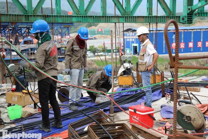 Trên công trường, đơn vị thi công huy động hàng trăm công nhân, tổ chức thi công 3 ca, 4 kíp nhằm đẩy nhanh tiến độ, phấn đấu hoàn thành các hạng mục theo kế hoạch.