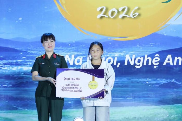 Đại diện Trung tâm Phát thanh - Truyền hình Quân đội trao học bổng “Tiếp bước tới tương lai” của nhà hảo tâm tặng em Già Y Nhìa.