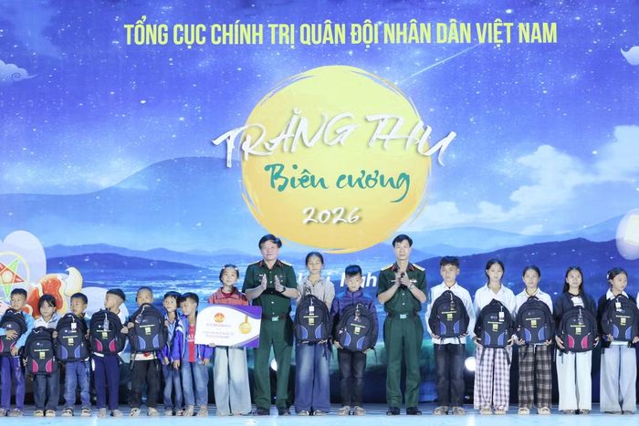 Tại đêm hội, nhiều phần quà thiết thực đã được gửi tặng các em học sinh.