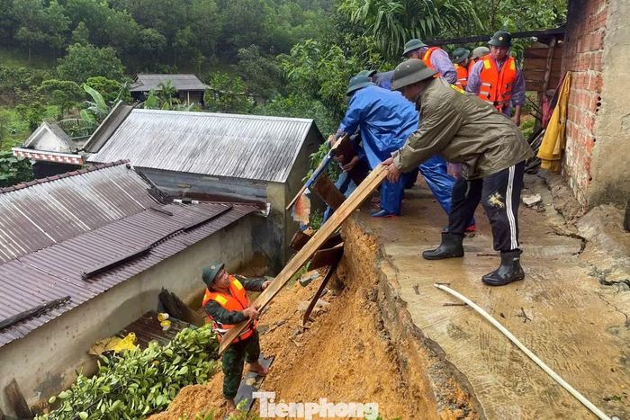 Giúp dân di dời tài sản, vật dụng, xử lý nhà cửa bị hư hỏng tại khu vực sạt lở xã A Lưới 4.