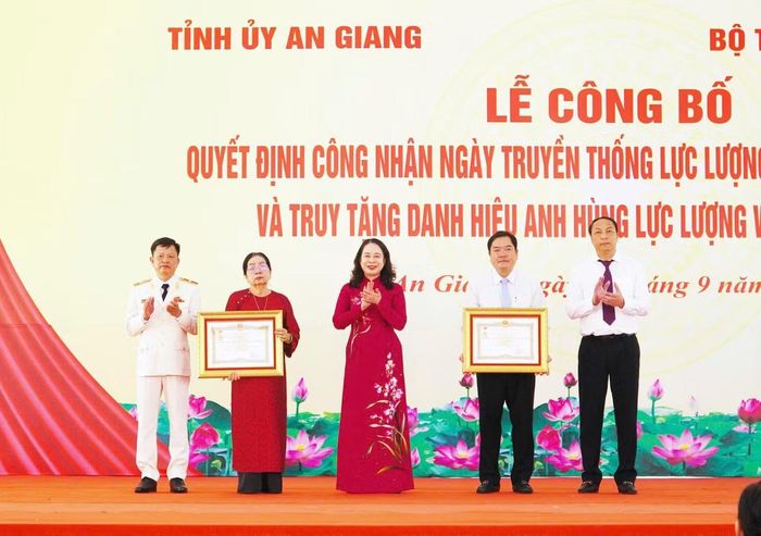 Phó Chủ tịch nước Võ Thị Ánh Xuân trao danh hiệu Anh hùng LLVT nhân dân đối với ông Lâm Kiên Trì và Liệt sĩ Huỳnh Văn Thạnh cho thân nhân hai ông.