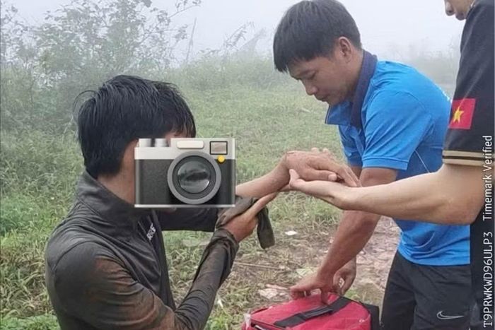 Một du khách bị tre làm rách tay sau khi trượt ngã trên tuyến đường Cột Điện.