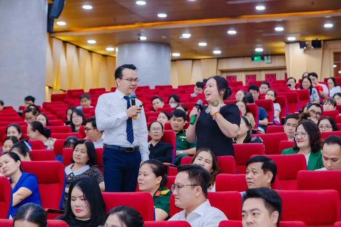 Chuyên gia trao đổi với các giáo viên tại buổi tập huấn.