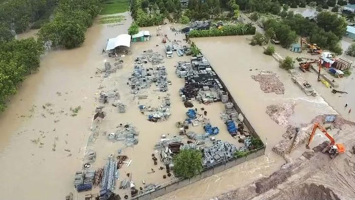 Công trường dự án nạo vét gia cố Suối Cái ngập sâu sau trận mưa lớn ngày 10/9. Ảnh: UBND phường Vĩnh Tân