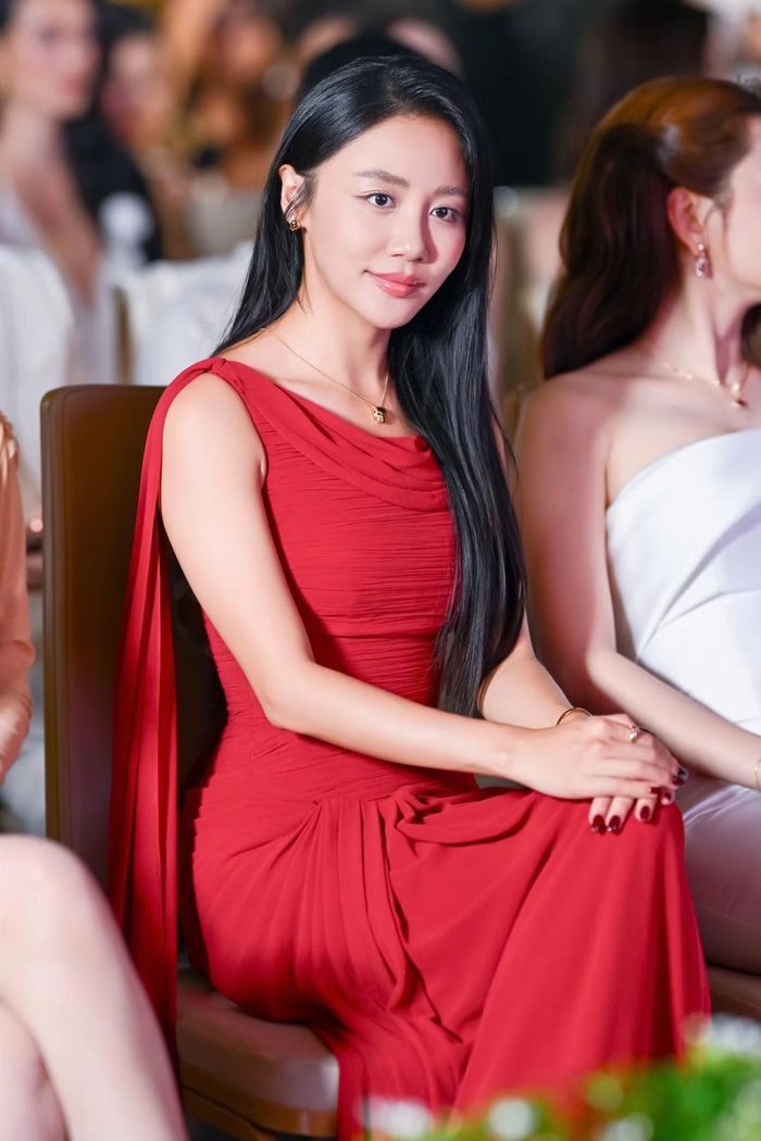 Văn Mai Hương mặc đầm đỏ, phần thân trên xếp nếp. Cô để tóc đen thẳng, trang điểm tông hồng và phối trang sức màu vàng. Nữ ca sĩ ngồi cạnh Chi Pu trong chương trình. Ngoài hai giọng ca, sự kiện còn có Lamoon cùng các gương mặt hoạt động trong lĩnh vực thời trang, sáng tạo nội dung.