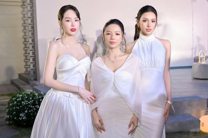 Diễn viên Hạ Anh đứng cạnh Hoa hậu Thanh Thủy và Tiểu Vy. Cô mặc đầm trắng nhún dọc thân, khoác lớp voan mỏng phủ vai, kết hợp dây chuyền và khuyên tai nhỏ.