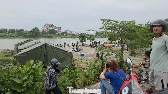 Người dân mong ngóng sớm tìm thấy Thiếu tá Trần Văn Tùng mất tích khi cứu người