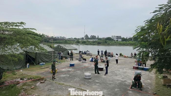Hành động quên mình vì dân của Thiếu tá Trần Văn Tùng đã lay động sâu sắc người dân địa phương. Tại khu vực cầu Bo, hàng trăm người dân vẫn lặng lẽ theo dõi công tác cứu hộ, gửi gắm niềm hy vọng mong manh vào một kỳ tích.