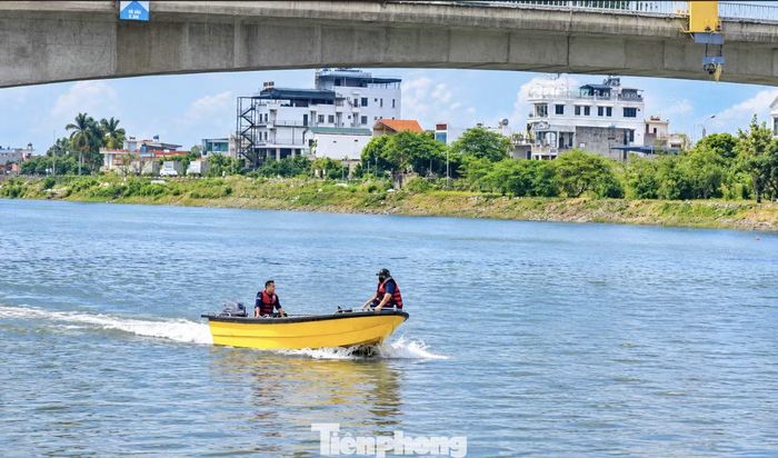 Đến 16h39 ngày 13/9, công tác tìm kiếm hai nạn nhân vẫn đang được các lực lượng chuyên trách ráo riết triển khai với quyết tâm cao nhất.