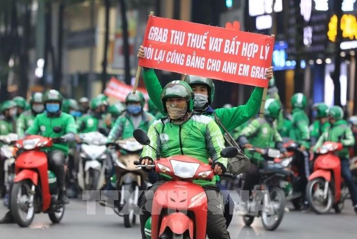 Tài xế từng phản đối chính sách thuế VAT bất hợp lý của Grab. Ảnh: TTXVN.