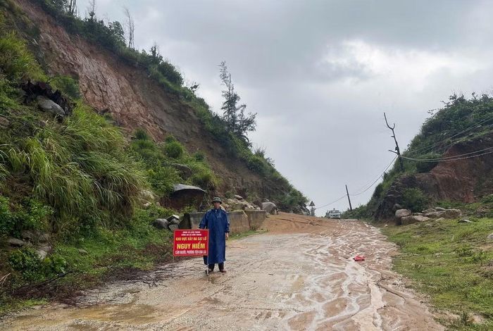 Lực lượng chức năng xã Cẩm Trung lắp đặt barie, biển cảnh báo cấm đường trên tuyến đường quốc phòng tuần tra ven biển.