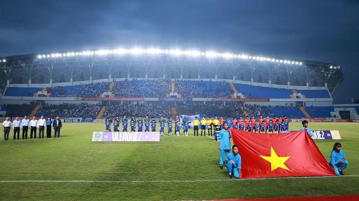 Các đội bóng cùng tổ trọng tài thực hiện nghi thức khai mạc Giải Bóng đá Hạng Nhất Quốc gia 2026/27