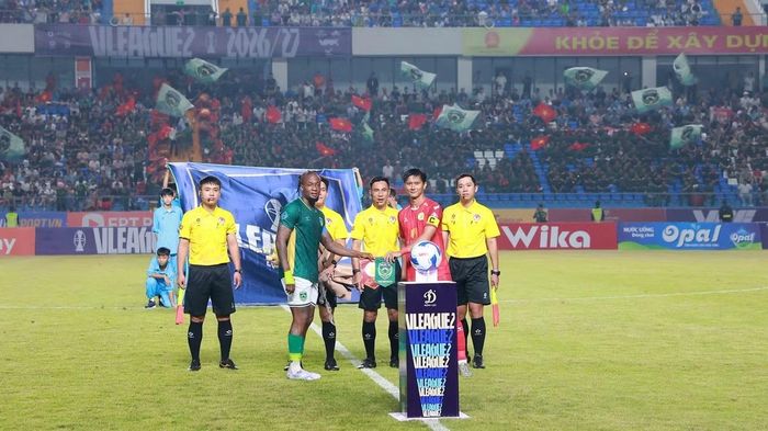 Đại diện 2 đội FC Thái Nguyên và Quy Nhơn United trao cờ lưu niệm