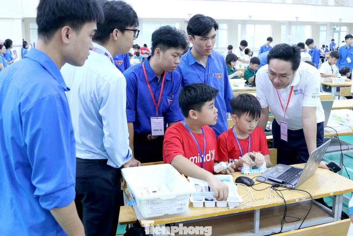 Các đoàn viên thanh niên, trọng tài luôn sẵn sàng hỗ trợ các thí sinh.