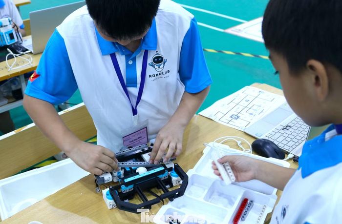 Các thí sinh nghiên cứu, lắp ráp robot cho đội mình trước khi bước vào cuộc thi.