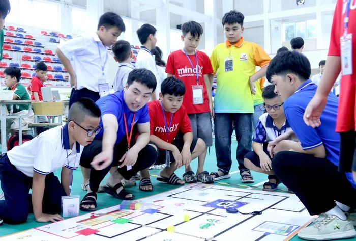 Đội trưởng các đội thi nghe phổ biến luật chơi.