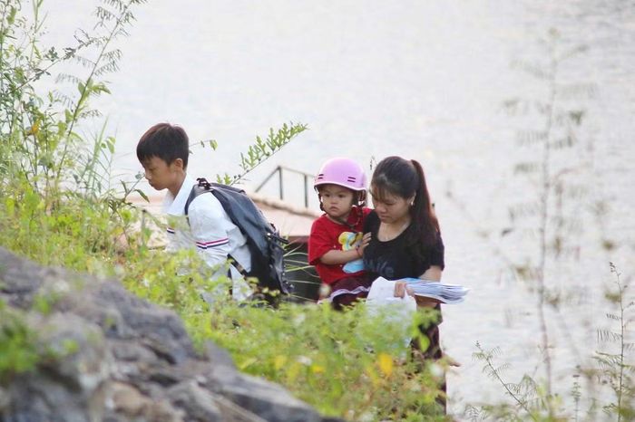 Dù đi lại khó khăn, phụ huynh, học sinh Ngòi Hoa luôn cố gắng vượt qua để đến trường.