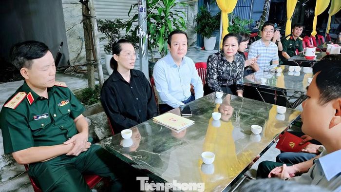  Bí thư Tỉnh ủy Phạm Quang Ngọc (ngồi thứ ba từ trái qua) bày tỏ sự tiếc thương sâu sắc trước sự hy sinh của Thiếu tá Trần Văn Tùng. 