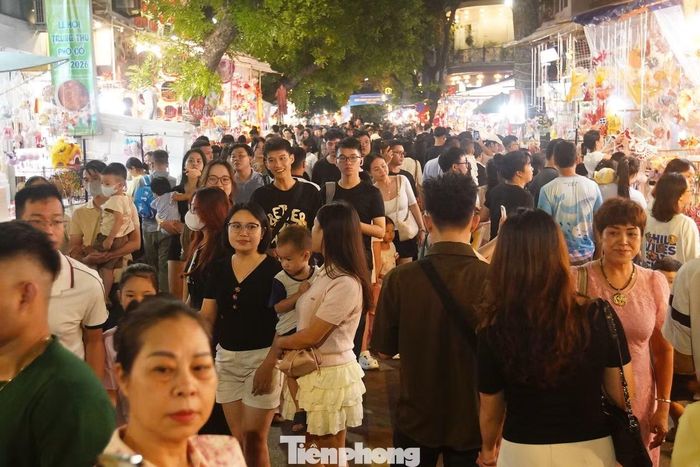  Vào những ngày cuối tuần, cả tuyến phố gần như kín người, từ du khách, các nhóm bạn trẻ đến những gia đình đưa con nhỏ đi chơi Trung thu sớm. 