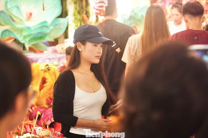 Lượng người đổ về đông cũng khiến hoạt động chụp ảnh tại Hàng Mã đôi khi không nhận được sự ủng hộ của các tiểu thương. Những năm trước, một số cửa hàng từng thu phí chụp ảnh khoảng 50.000 đồng nhằm hạn chế tình trạng du khách chỉ vào cửa hàng tạo dáng, chụp ảnh nhưng không mua hàng. Tình trạng này chưa tái diễn trong mùa Trung thu năm nay, tuy nhiên, vào thời điểm đông khách, việc chụp ảnh vẫn có thể ảnh hưởng đến không gian kinh doanh của các cửa hàng.