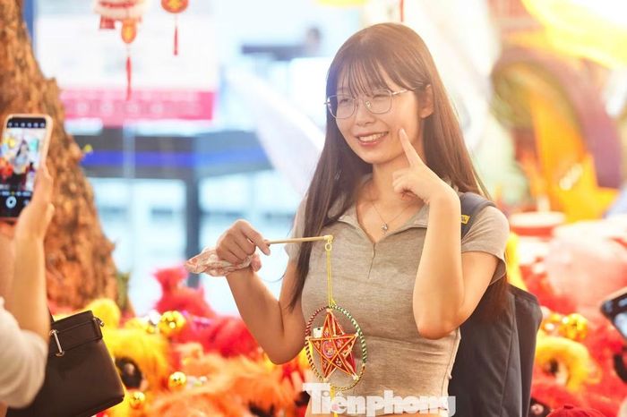 Các bạn trẻ lựa chọn những quầy hàng đặc trưng để ghi lại hình ảnh trong mùa lễ hội. Phụ kiện đèn ngôi sao mini cũng được nhiều cô gái lựa chọn để tạo điểm nhấn cho những bức ảnh dịp Trung thu.