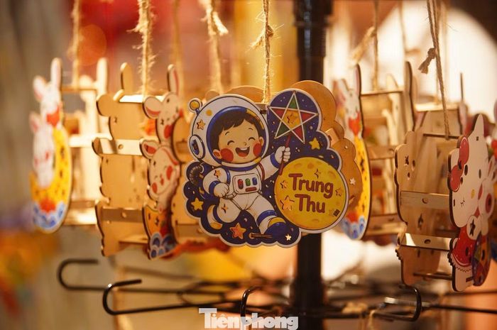 Những chiếc đèn lồng với đủ hình dáng, kích thước được treo dày trước các gian hàng. Nổi bật trong số đó là đèn lồng hình cá chép hóa rồng với các gam màu đỏ, cam, vàng.