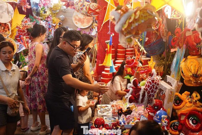 Không khí Trung thu tại khu phố cổ năm nay còn được nối dài bằng chuỗi hoạt động “Lưu trăng Phố cổ 2026” do phường Hoàn Kiếm tổ chức từ ngày 11-25/9 tại khu phố cổ và khu vực hồ Hoàn Kiếm.