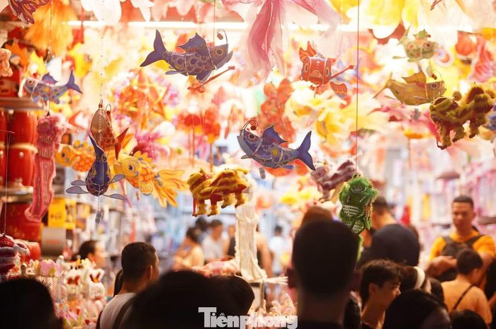 Thời điểm này, các cửa hàng trên phố đồng loạt trang trí, bày bán nhiều loại đồ chơi và vật phẩm đặc trưng của Tết Trung thu như đèn lồng, đầu lân, mặt nạ, trống, đồ chơi dân gian...