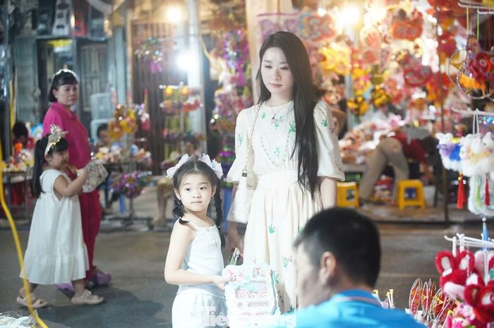 Bên cạnh các nhóm bạn trẻ, nhiều gia đình đưa con nhỏ đến Hàng Mã để cảm nhận sớm không khí Trung thu truyền thống.
