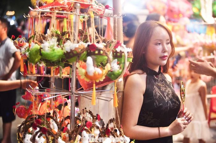  Lượng người đổ về phố Hàng Mã tăng cao vào dịp cuối tuần khiến nhiều bạn trẻ phải chờ đợi, lựa chọn và “canh” góc khá lâu để có được những bức ảnh ưng ý trong mùa Trung thu. Một số bạn trẻ cho biết dù đông và phải chờ khá lâu, Hàng Mã vẫn là địa điểm được lựa chọn vì không gian đặc trưng, nhiều góc chụp đẹp và mang không khí Trung thu rõ nét. “Đông người nên muốn có một bức ảnh đẹp phải kiên nhẫn chờ đúng góc, nhưng mình thấy khá vui vì có thể cảm nhận không khí Trung thu ở đây”, một bạn trẻ chia sẻ. 