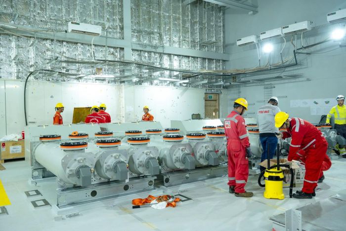 Bên trong một trạm biến áp, đội ngũ thi công phải bảo vệ bề mặt và kiểm soát vệ sinh rất nghiêm ngặt.
