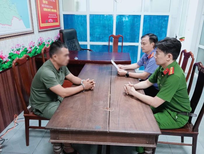 Lực lượng chức năng làm việc với Nguyễn Thành Vũ.