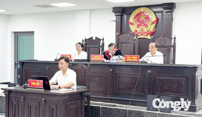 Vừa qua, TAND tỉnh Hà Tĩnh mở phiên sơ thẩm xét xử vụ án “Thu thập, mua bán trái phép thông tin về tài khoản ngân hàng” và “Sử dụng mạng máy tính, mạng viễn thông, phương tiện điện tử thực hiện hành vi chiếm đoạt tài sản”.