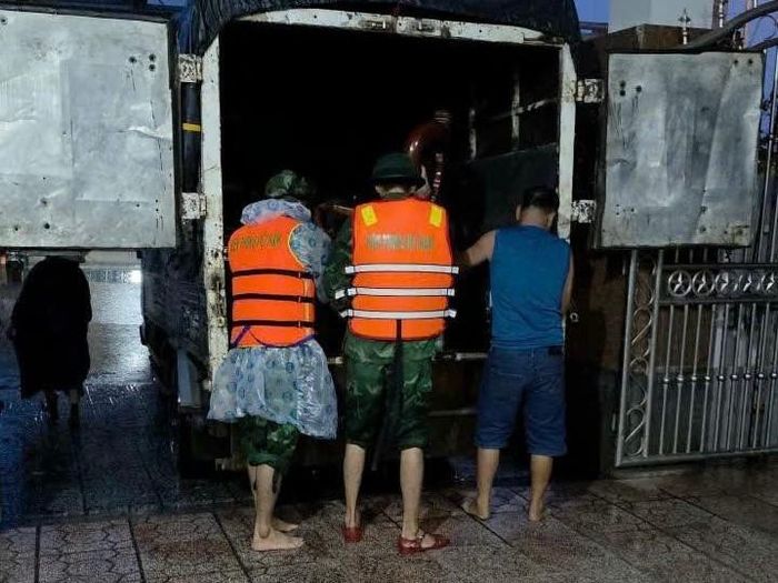 Lực lượng chức năng hỗ trợ đưa tài sản người dân lên khu vực cao ráo.