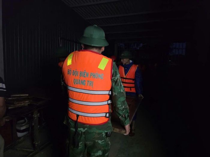 Các lực lượng PCTT giúp người dân di dời đồ đạc trước ảnh hưởng của mưa lớn cục bộ.