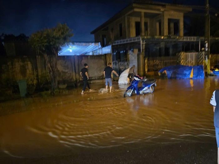Mưa lớn cũng gây ngập và ách tắc tại một số tuyến giao thông.